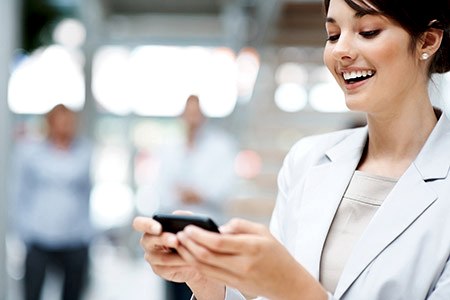 Güzel Kadın Mesaj Okumakta